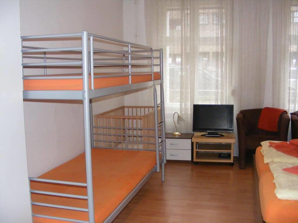 Tempelhof Bed & Breakfast 2*