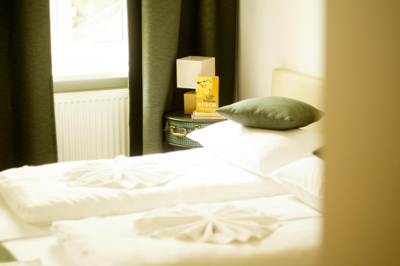 Hotel Bett Und Buch