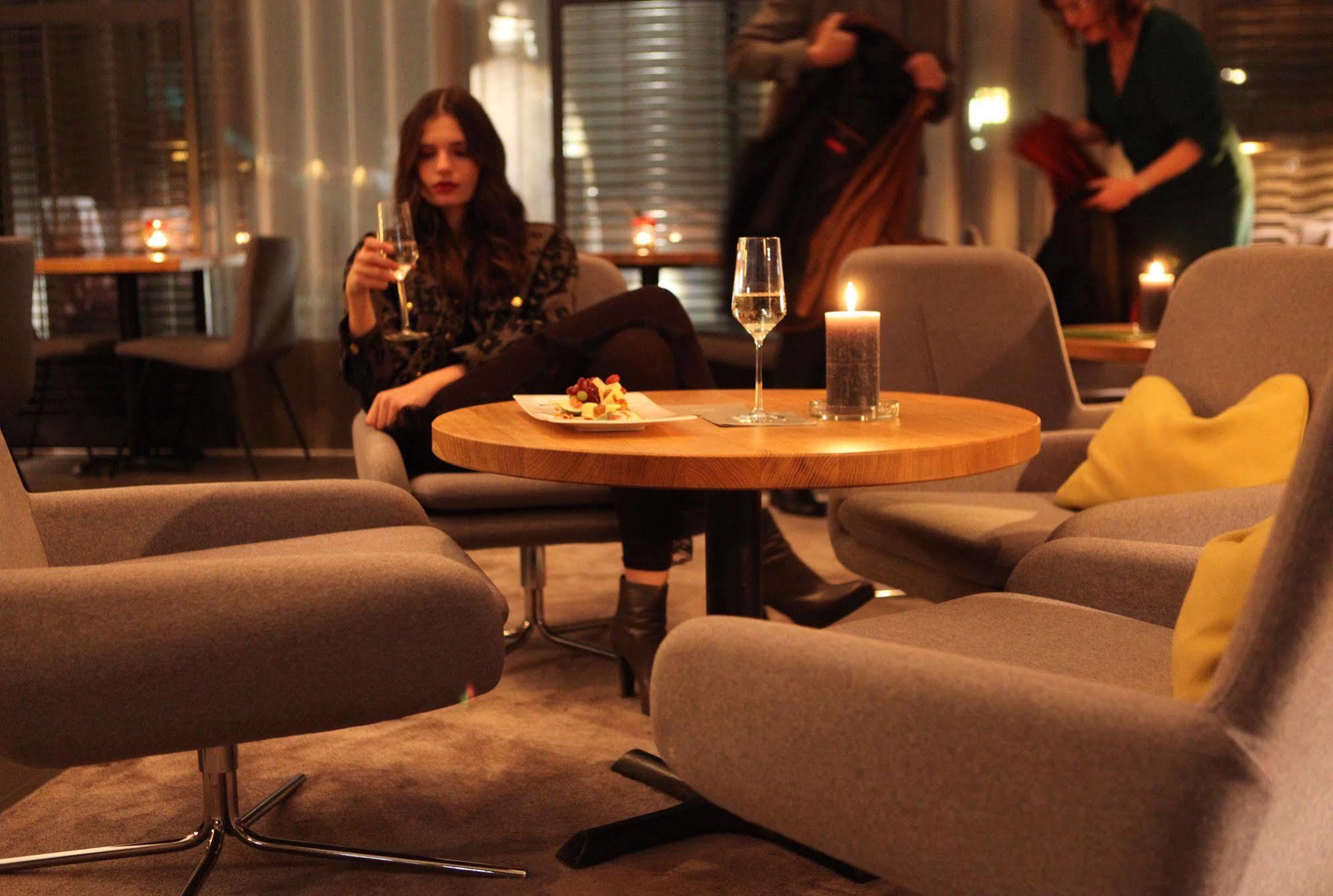 June Six City West Hotel