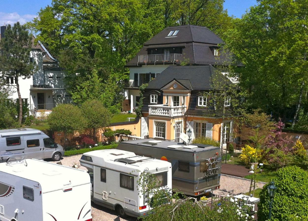 Yacht- , Und Reisemobilhafen 