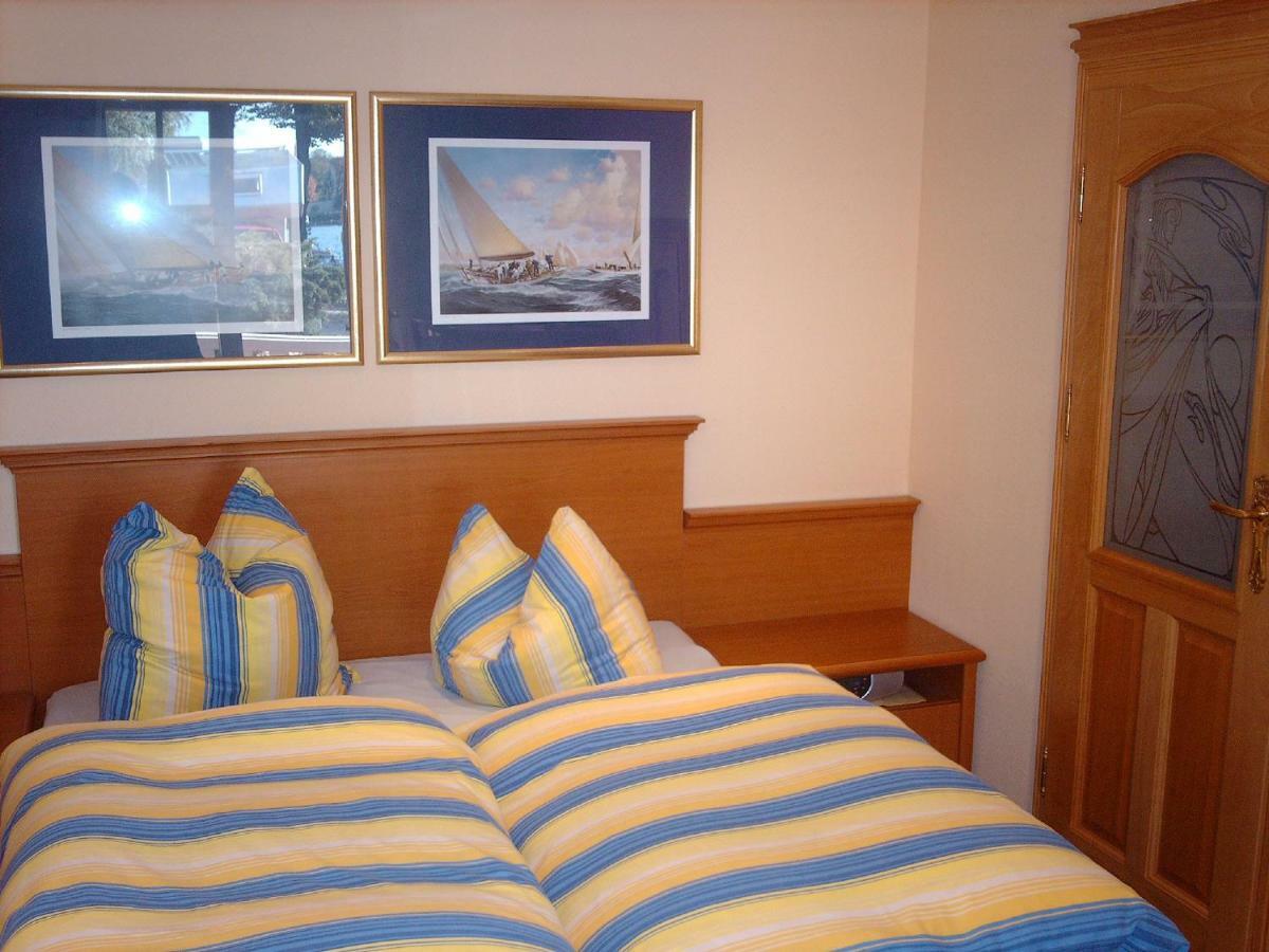 Yacht- , Und Reisemobilhafen 