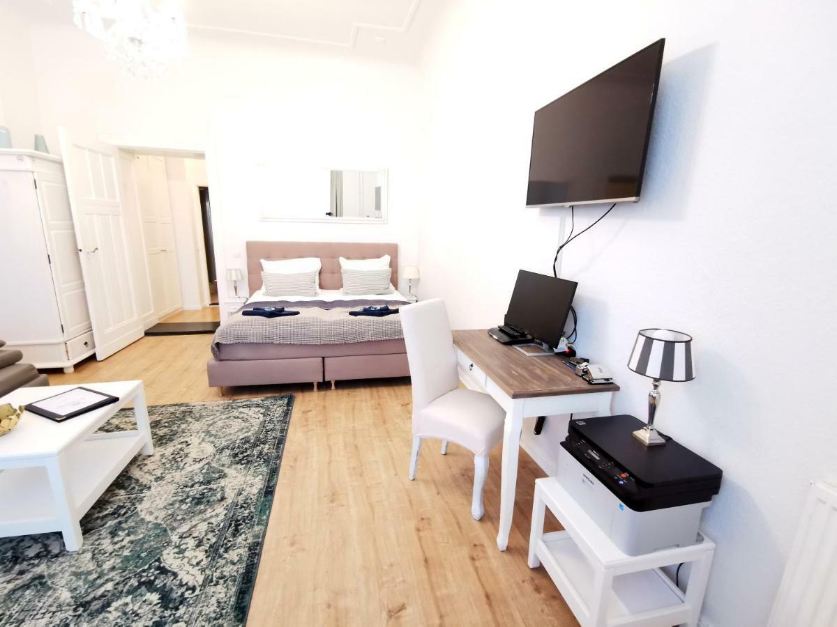 Kvh By Rockchair L Superhost Status L Boxspringbett Am Schloss Charlottenburg Welcomes You! *