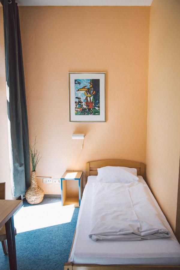 Happy Hotel 2*