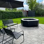 Haushälfte mit Garten, Kamin, Grill&Whirlpool nähe BER