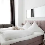 Sc 02 By Rockchair Apartments L Superhost Status L 4 Bedrooms Boxspringbeds 2 Bathrooms Balcony Elevator - Cozy Family & Business Flair Welcomes You!