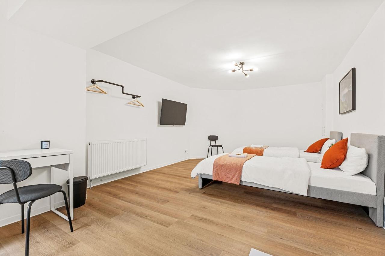 2 Apartments, 4 Betten, Vollmoebliert,zentrale Lage Am S-bahnhof *