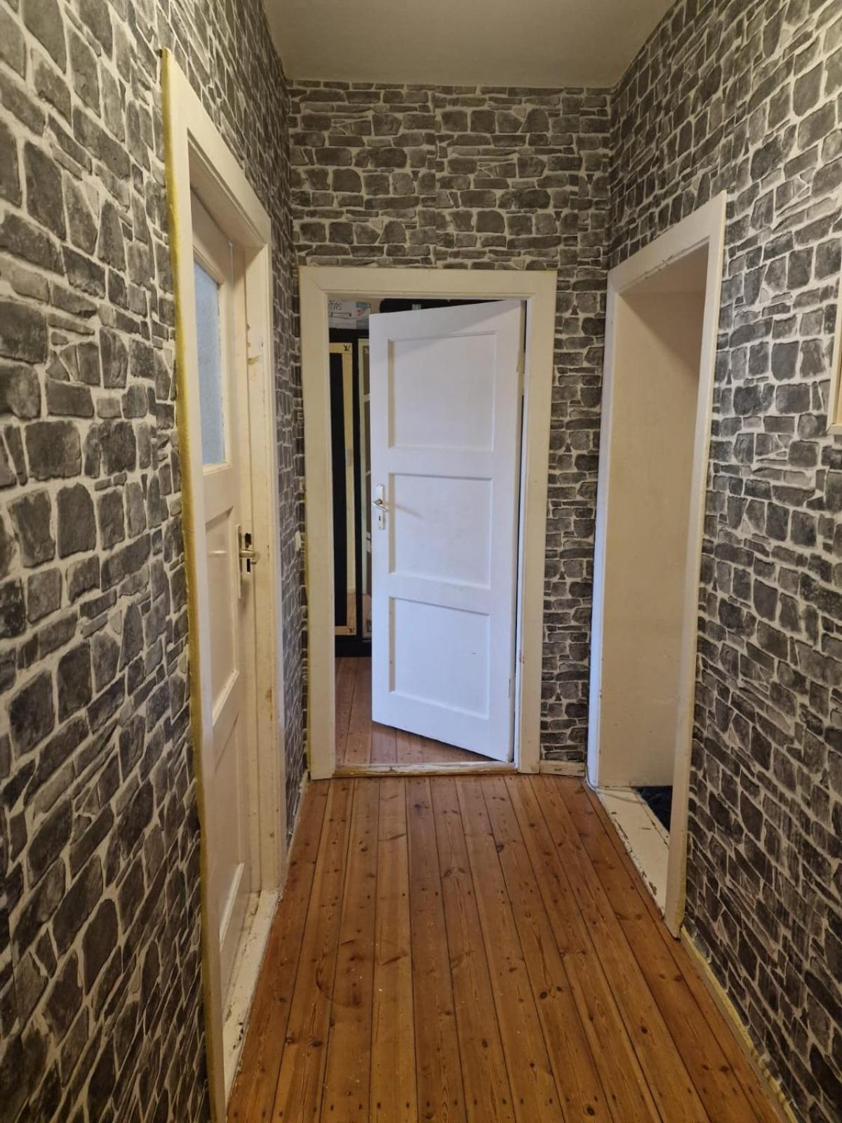 Shared Apartment *