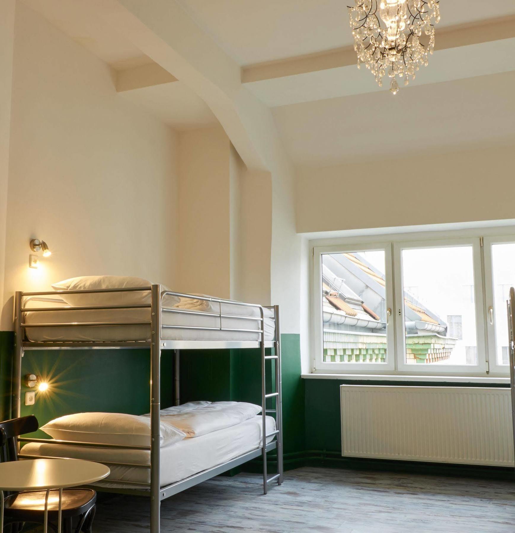 Ballhaus Hostel *