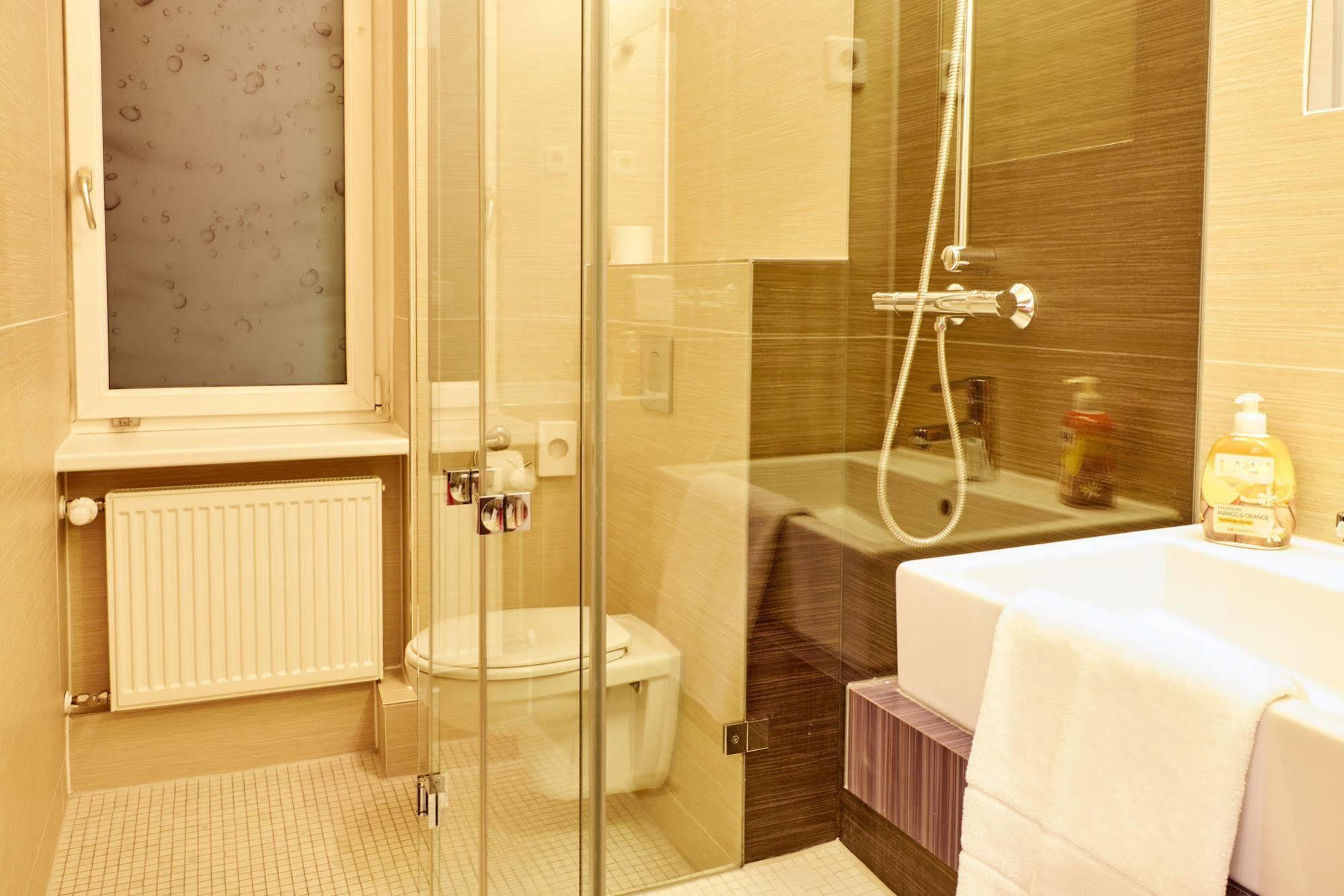 Ballhaus Hostel *