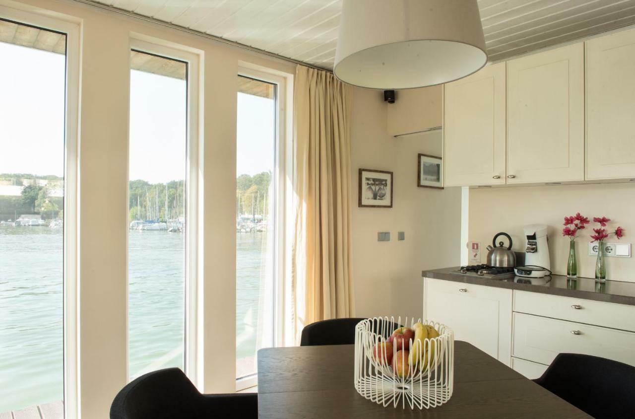 Marina Hausboote Und Seelodge Bådhotel *