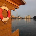 Hausboot Mit Hottub In Berlin