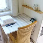 1 Zimmer In Wohngemeinschaft, Netflix, Premium Kabelfernsehen, Kueche