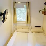 1 Zimmer In Wohngemeinschaft, Netflix, Premium Kabelfernsehen, Kueche