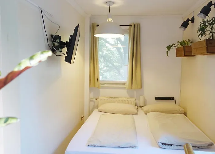1 Zimmer In Wohngemeinschaft, Netflix, Premium Kabelfernsehen, Kueche