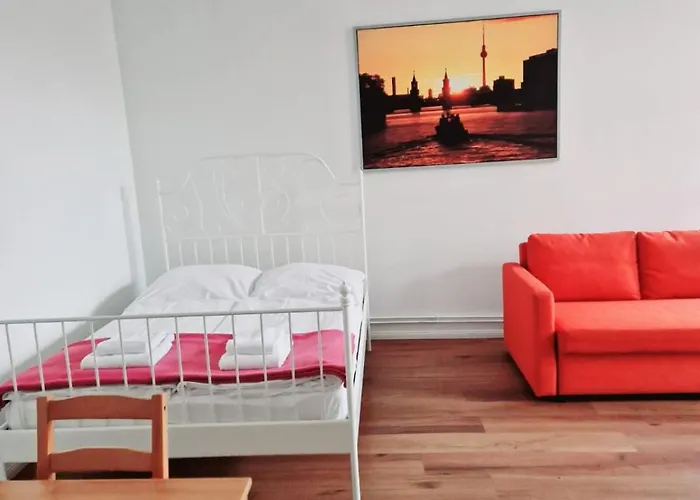 City Studio Apartment For 4, Near Sonnenallee
