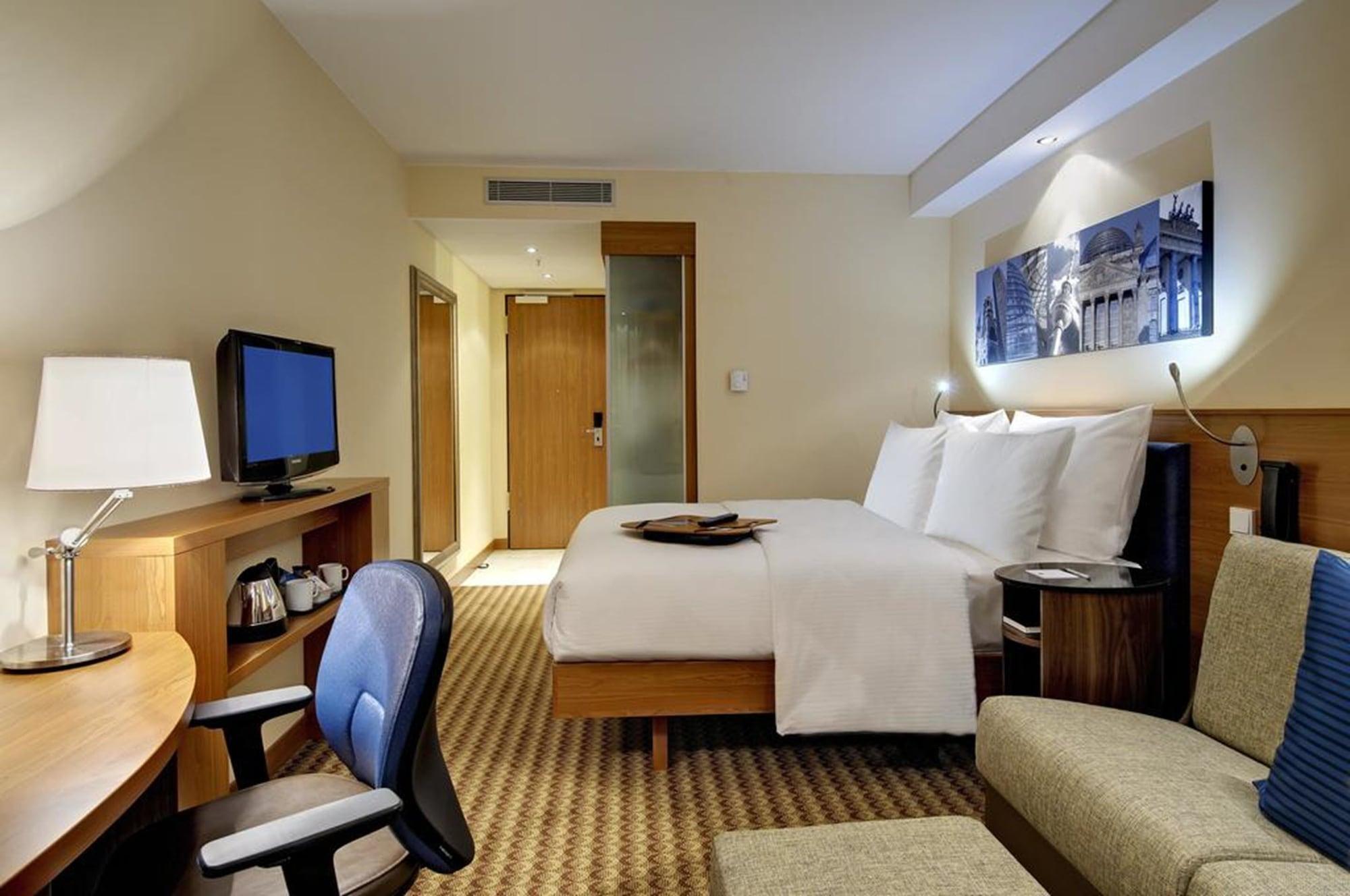 Hotel Hampton By Hilton West 3*