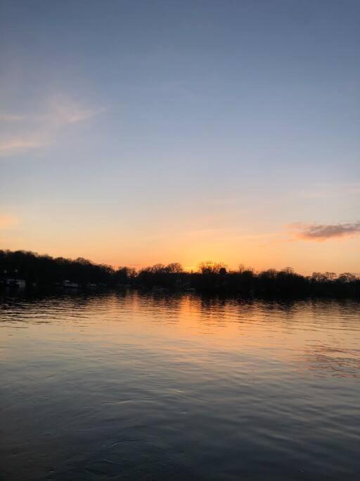 Botel Hausboot Mit Hottub In Berlin