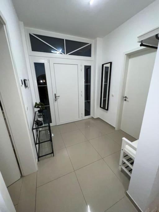 Luxus-doppelhaushaelfte Im Ruhigen Blumenviertel Apartment