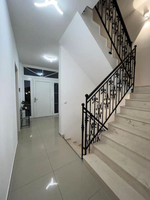 Luxus-doppelhaushaelfte Im Ruhigen Blumenviertel Apartment