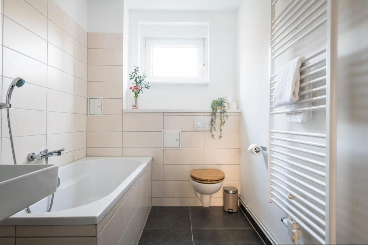 Ruhig Hell Wohnen Im Gruenen In Koepenick Fuesslaeufig Zum Wasser 25min Bis Flughafen Apartment