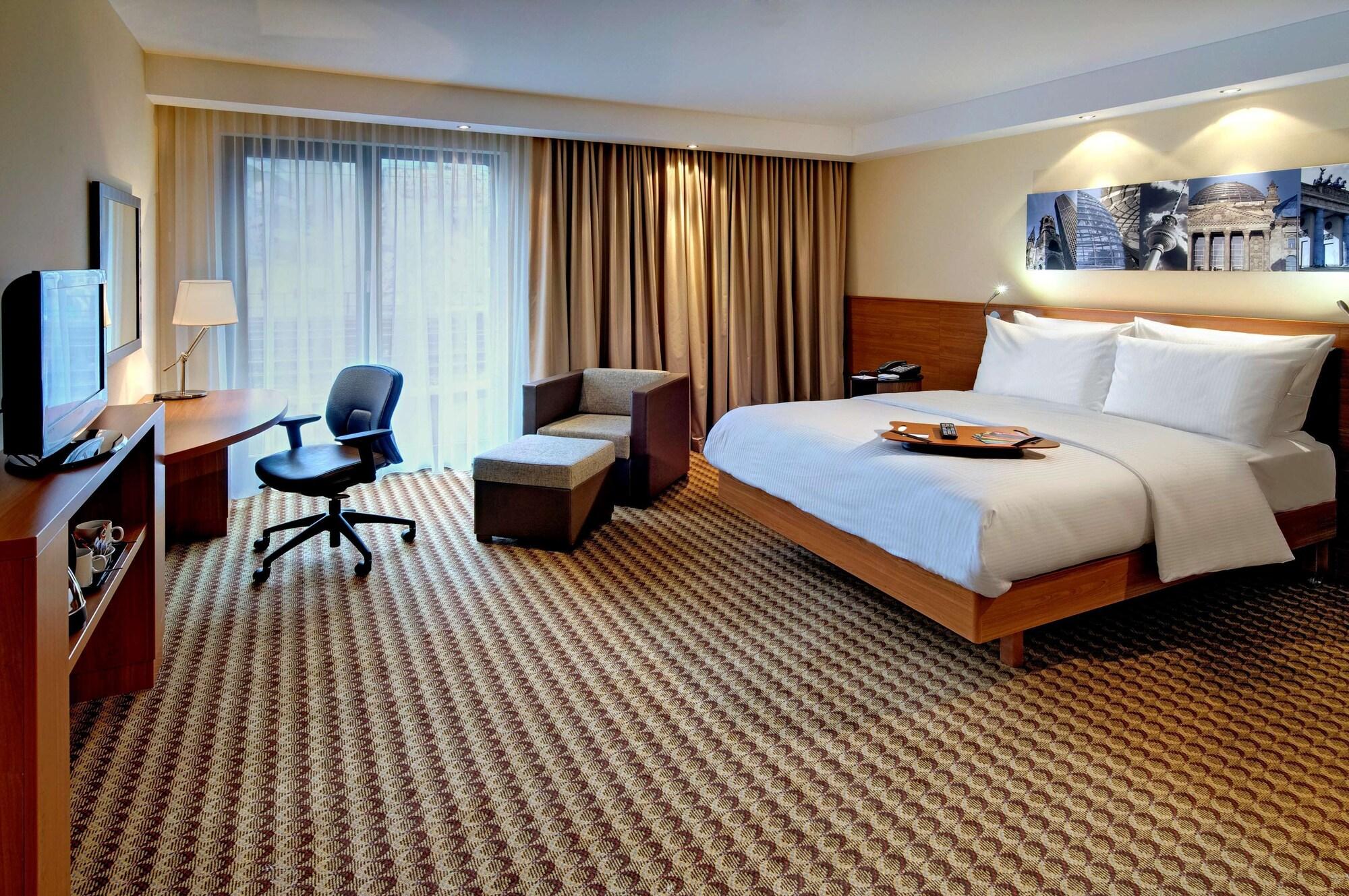 Hotel Hampton By Hilton West 3*