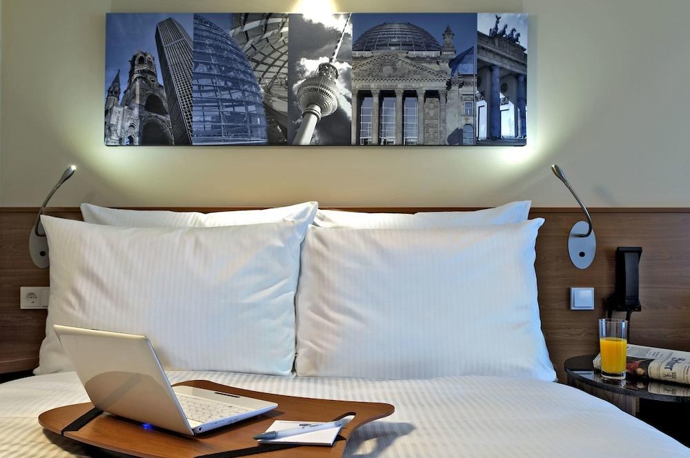 Hampton By Hilton West Hotel