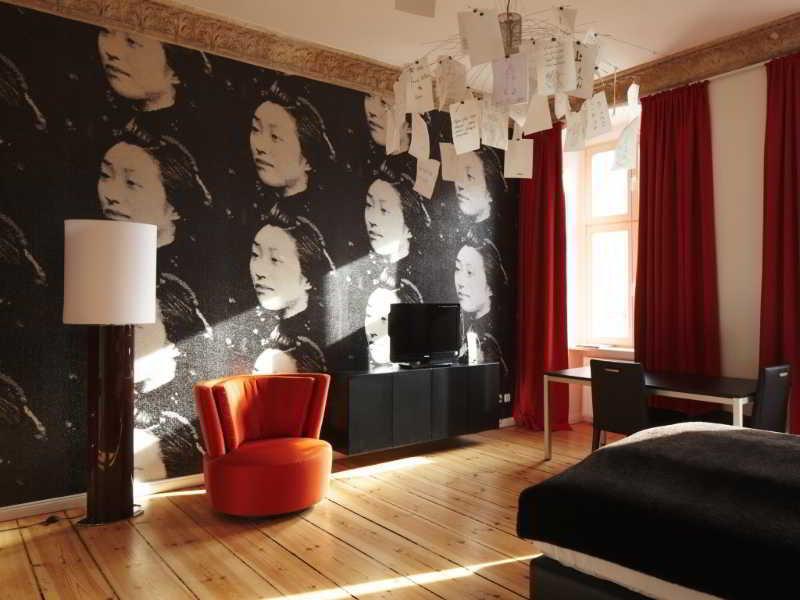 Adele Am Alex Hotel Berlin