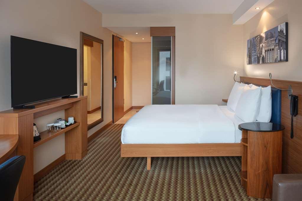 Hotel Hampton By Hilton West