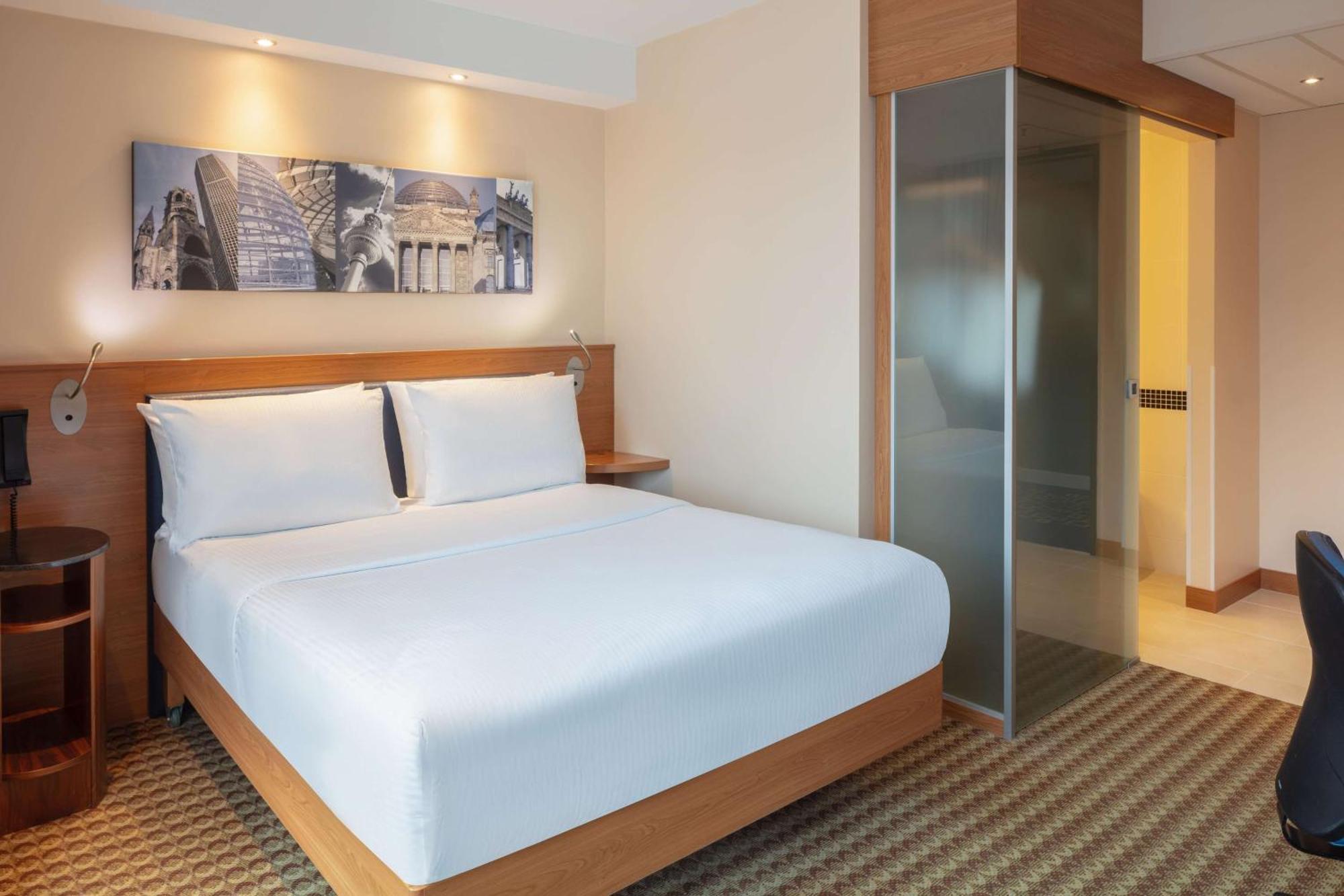 Hampton By Hilton West 3*