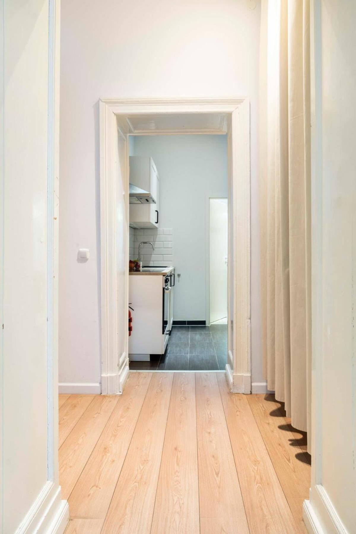 Industrial Style Self Checkin Street Parking Apartment