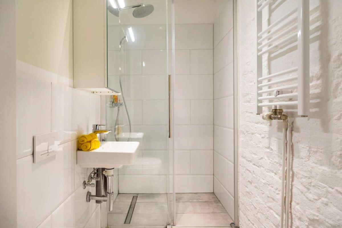 Cosy Three Br Two Bth Ac Self Checkin Street Parking * Berlin