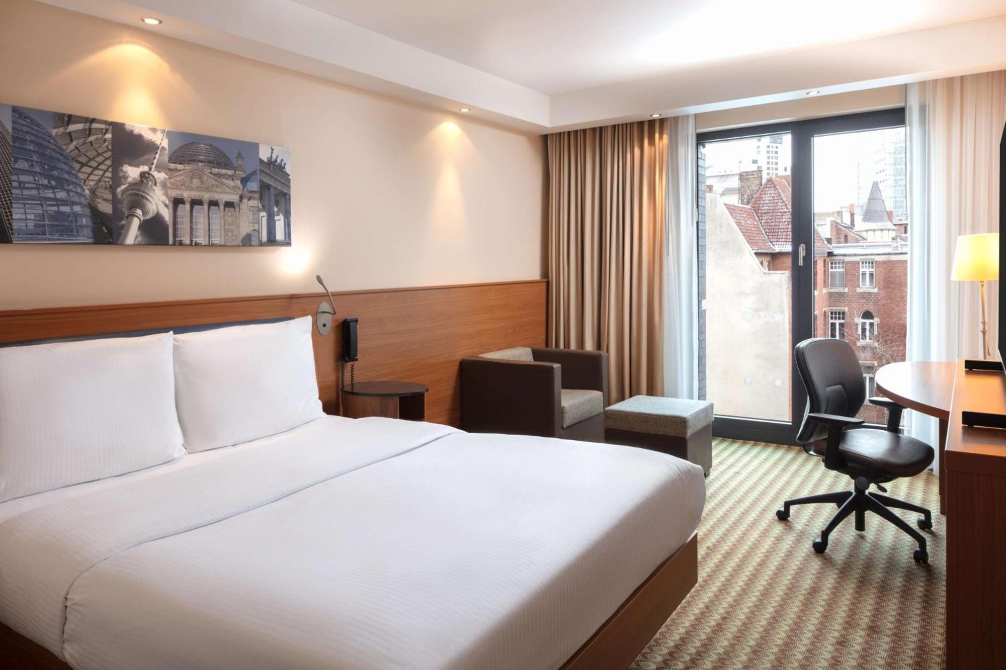 Hotel Hampton By Hilton West 3*