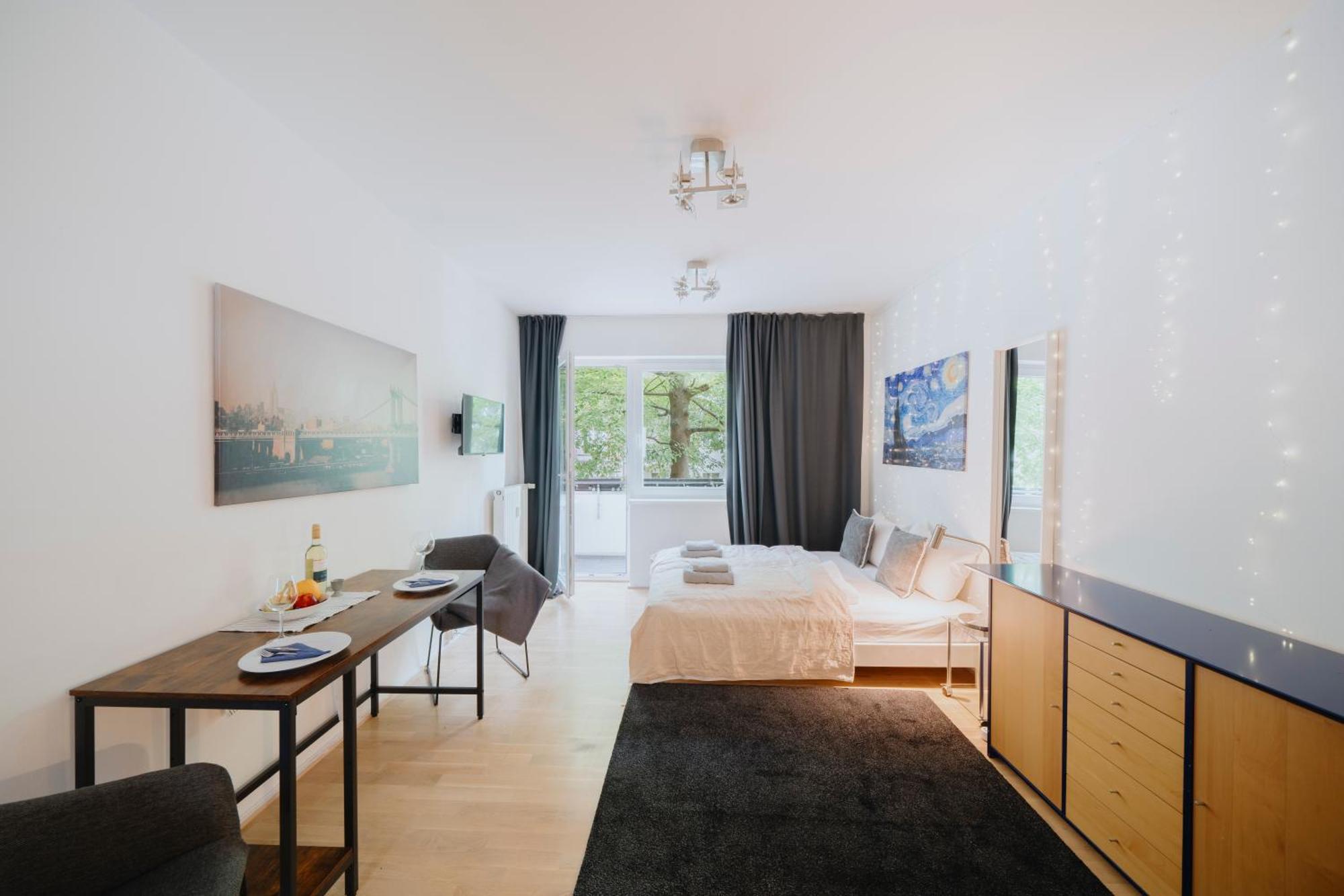 Lovely With Balcony - Cozy , Near Kadewe & Kurfuerstendamm Apartment
