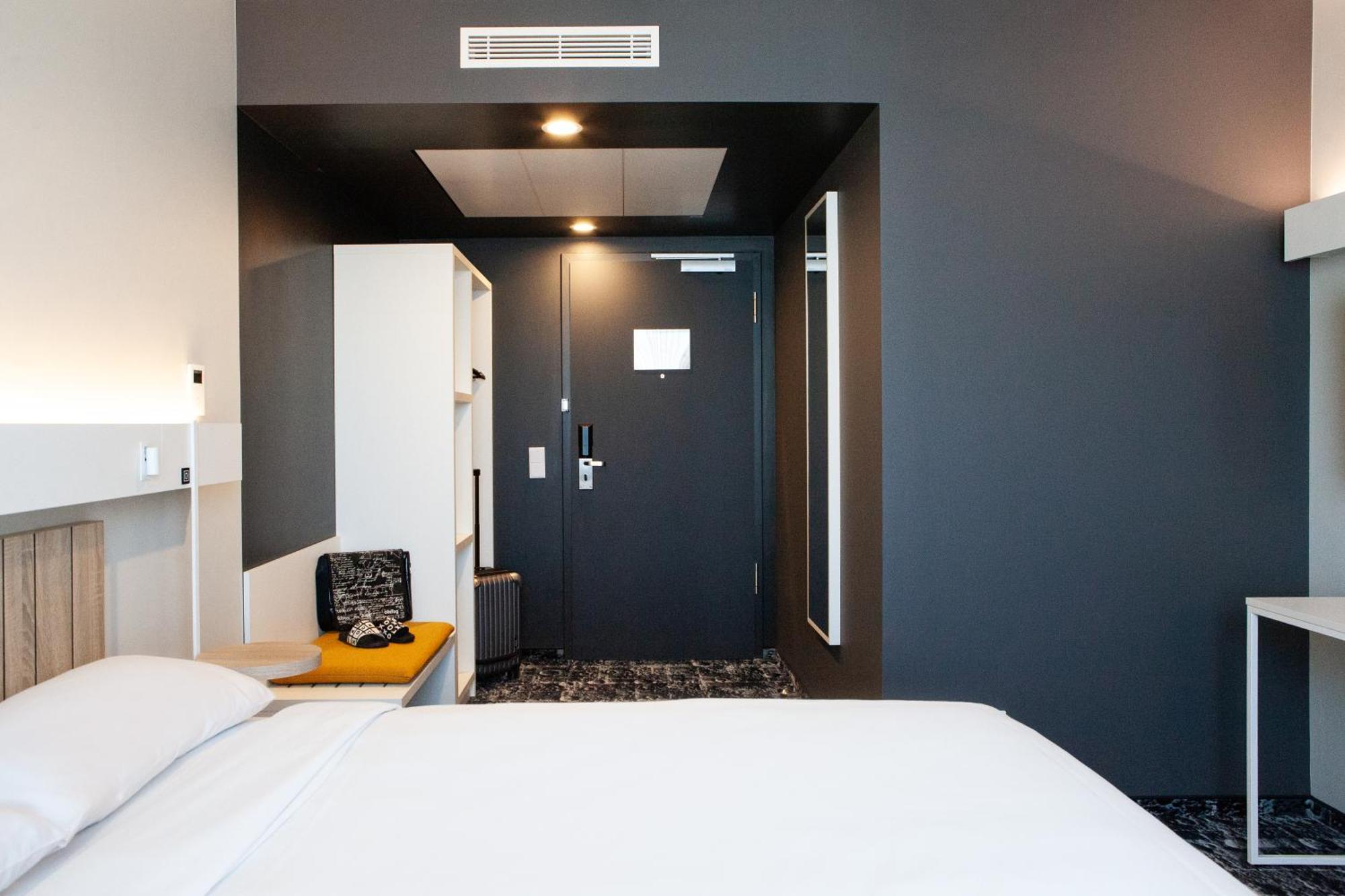 Hotel Ibis Airport *