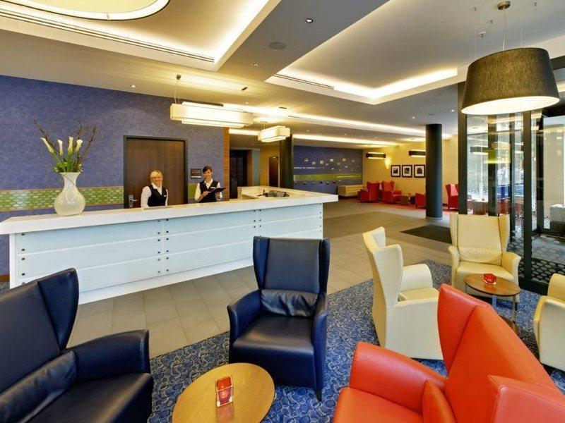 Hotel Hampton By Hilton West