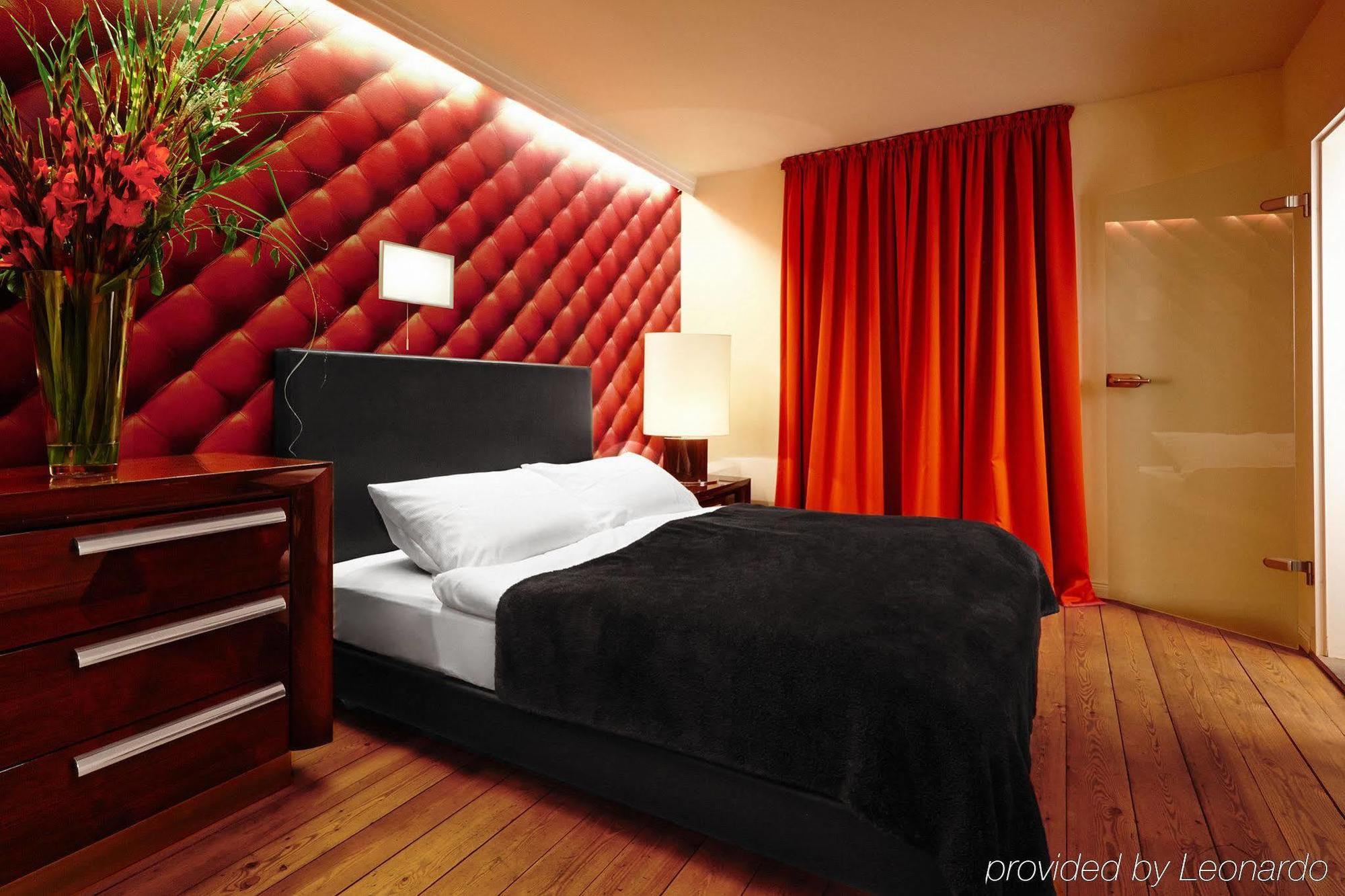 Adele Am Alex Hotel Berlin