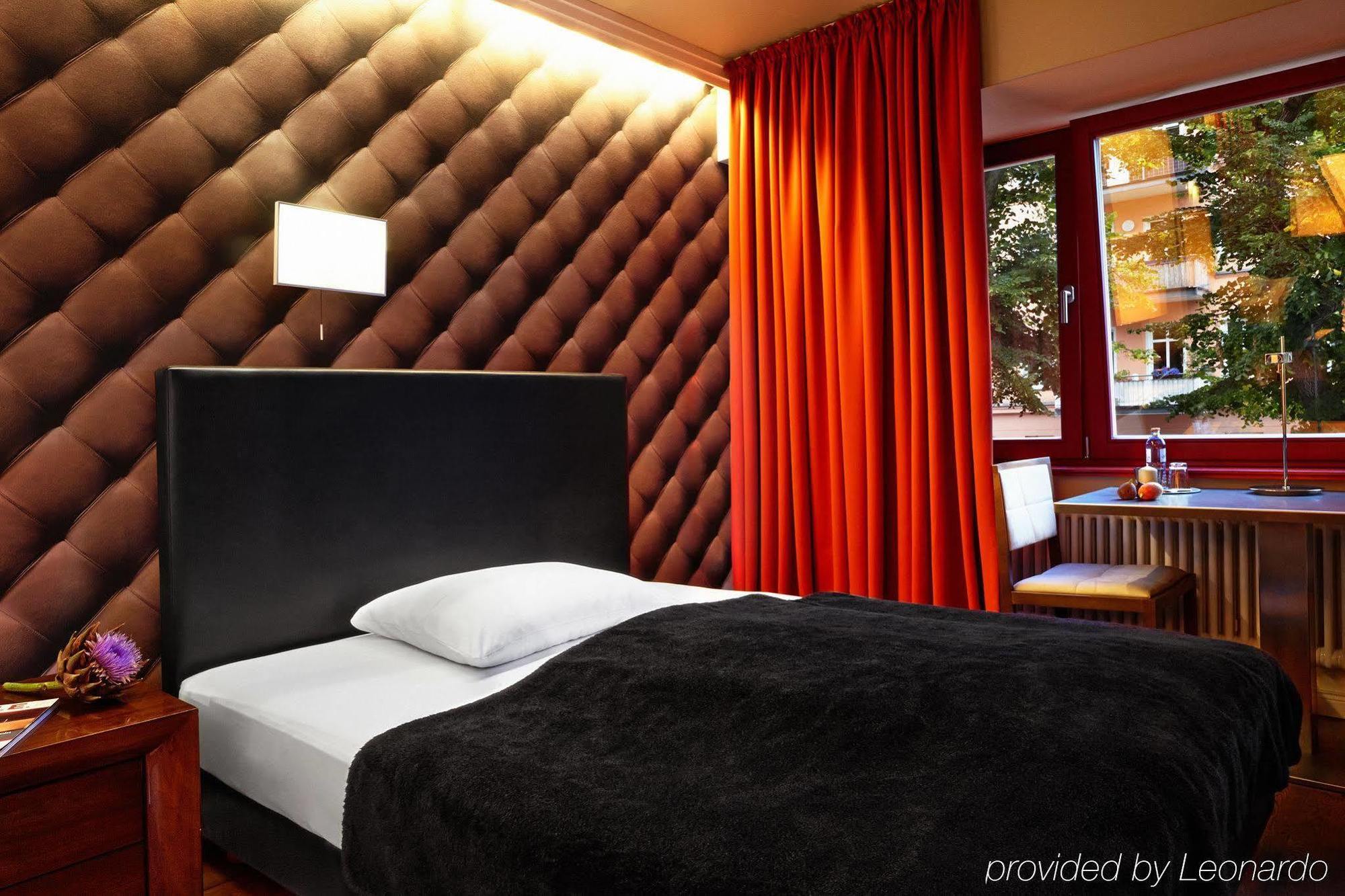Adele Am Alex Hotel Berlin