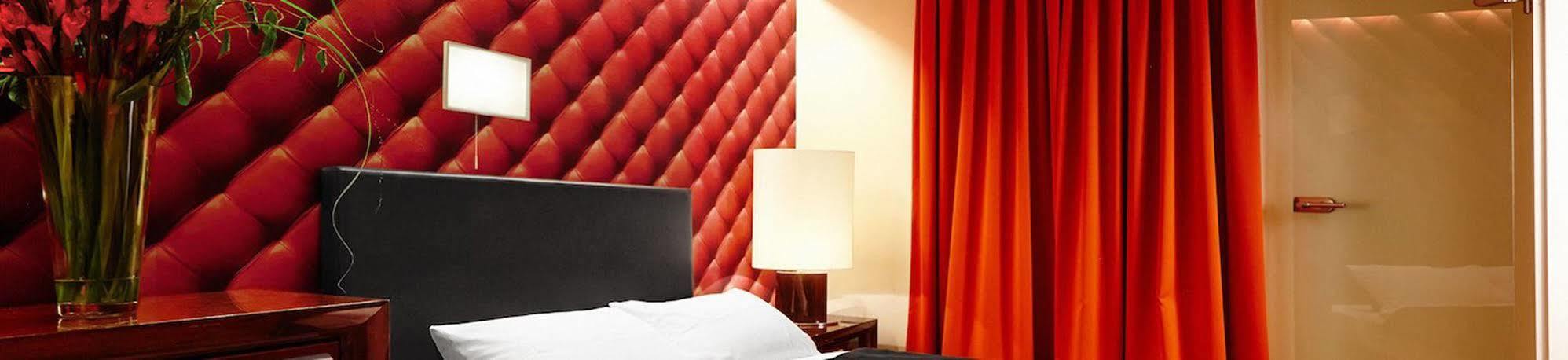 Adele Am Alex Hotel Berlin