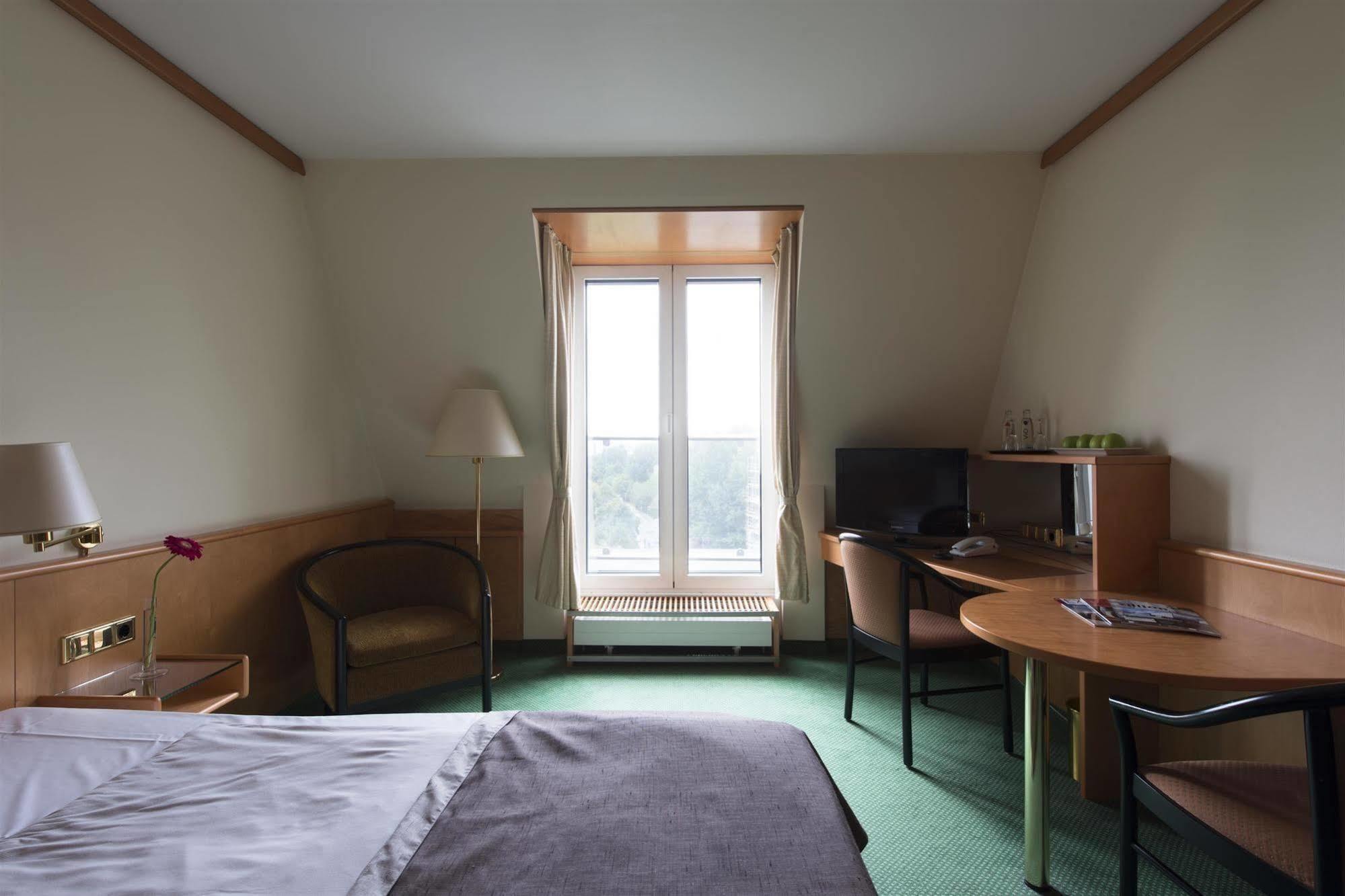 Living Grosser Kurfuerst 4* Berlin