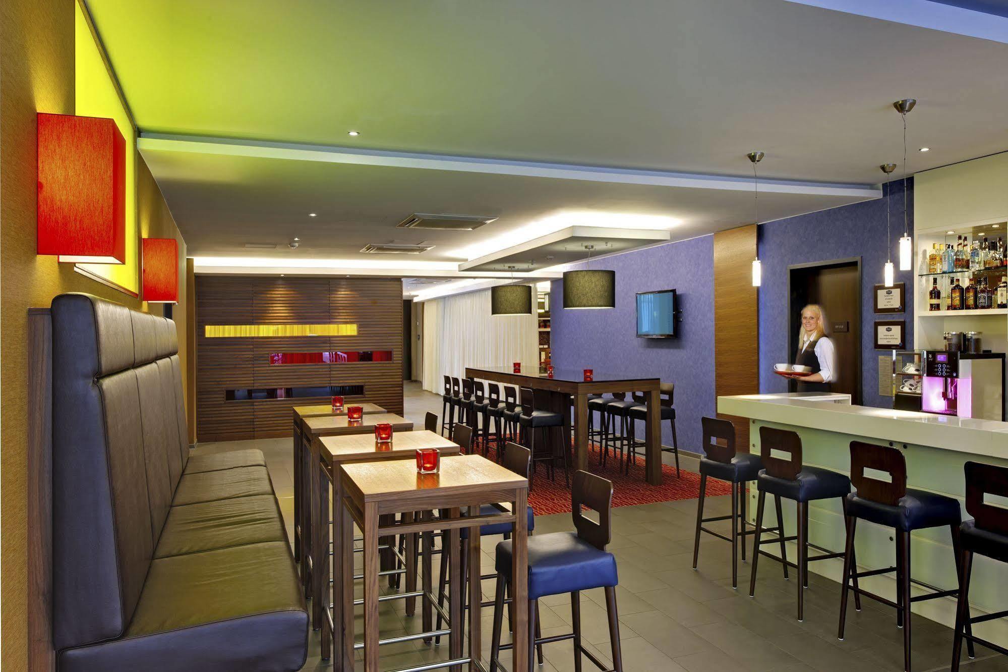 Hotel Hampton By Hilton West