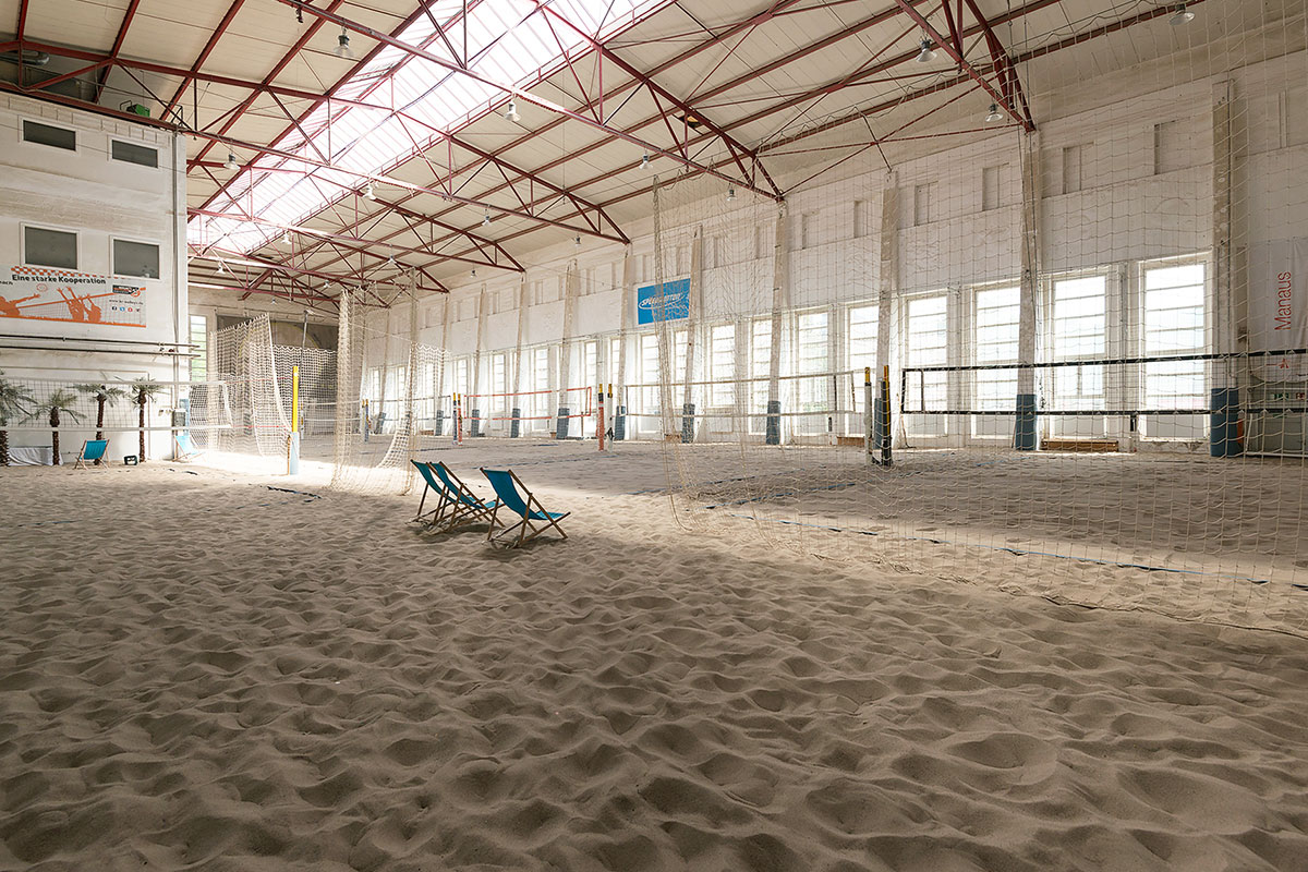 area85-beachvolleyball-halle-liegestuehle-1200x800